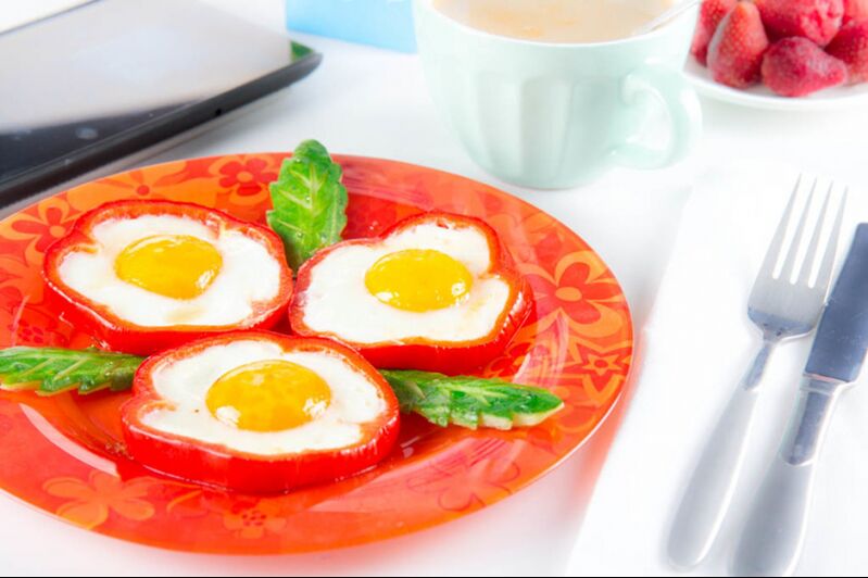 Τηγανητά αυγά σε πιπεριά - ένα χορταστικό πιάτο στο μενού διατροφής αυγών